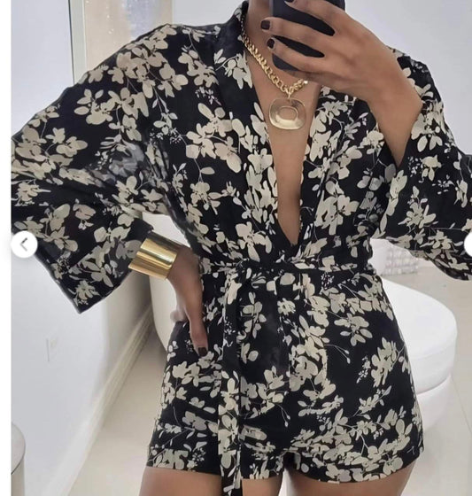FLORAL SHORT JUMPSUIT (BLACK)